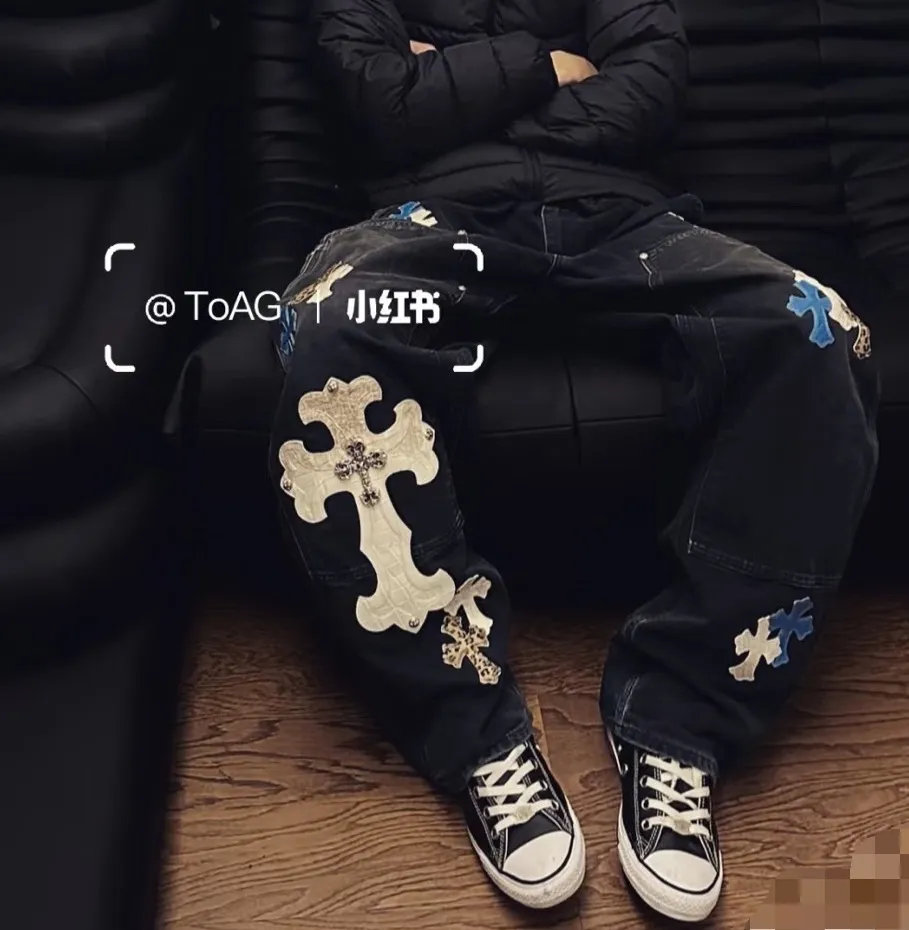 P300 Style number: D303 Chrome Hearts crocodile pattern leather jeans SIZE #28 30 32 34 36 Size reference # 28 waist 69 hips 97 pants length 102 30 waist 73 hips 101 pants length 104 32 waist 77 hips 105 pants length 106 34 waist 81 hips 109 pants length 108 36 waist 85 hips 113 pants length 110